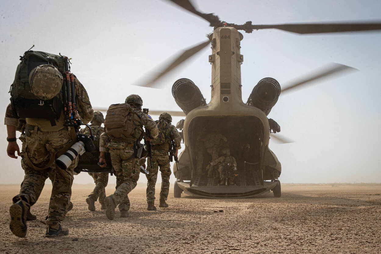 Nederlandse militairen van 11 Luchtmobiele Brigade stijgen in een Chinook-helikopter tijdens een oefening in Irak.