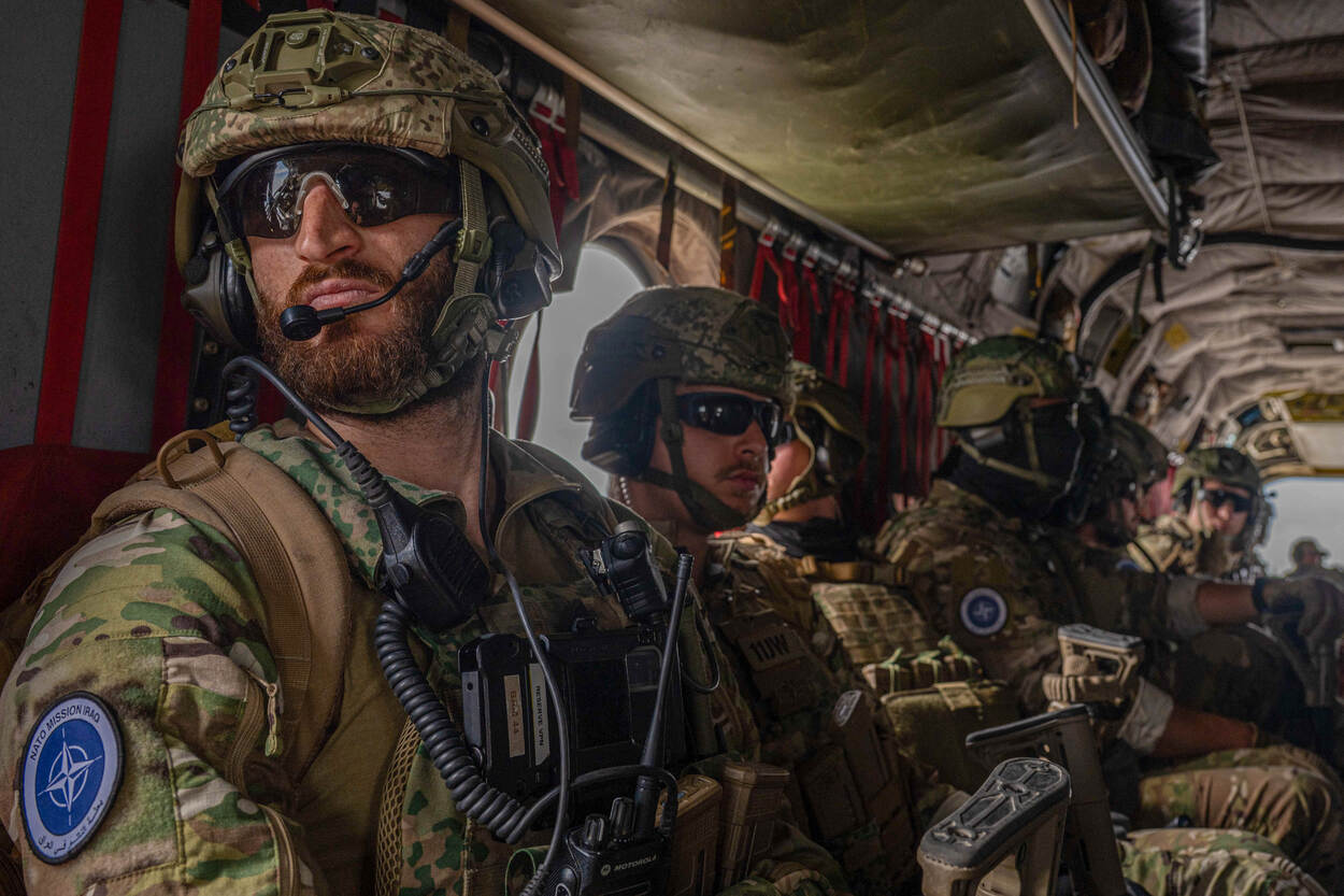 Nederlandse luchtmobielers zitten in een Chinook-transporthelikopter.