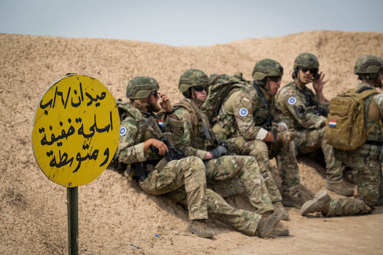 Nederlandse militairen van 11 Luchtmobiele Brigade rusten even uit op oefenterrein Besmaya in Irak.