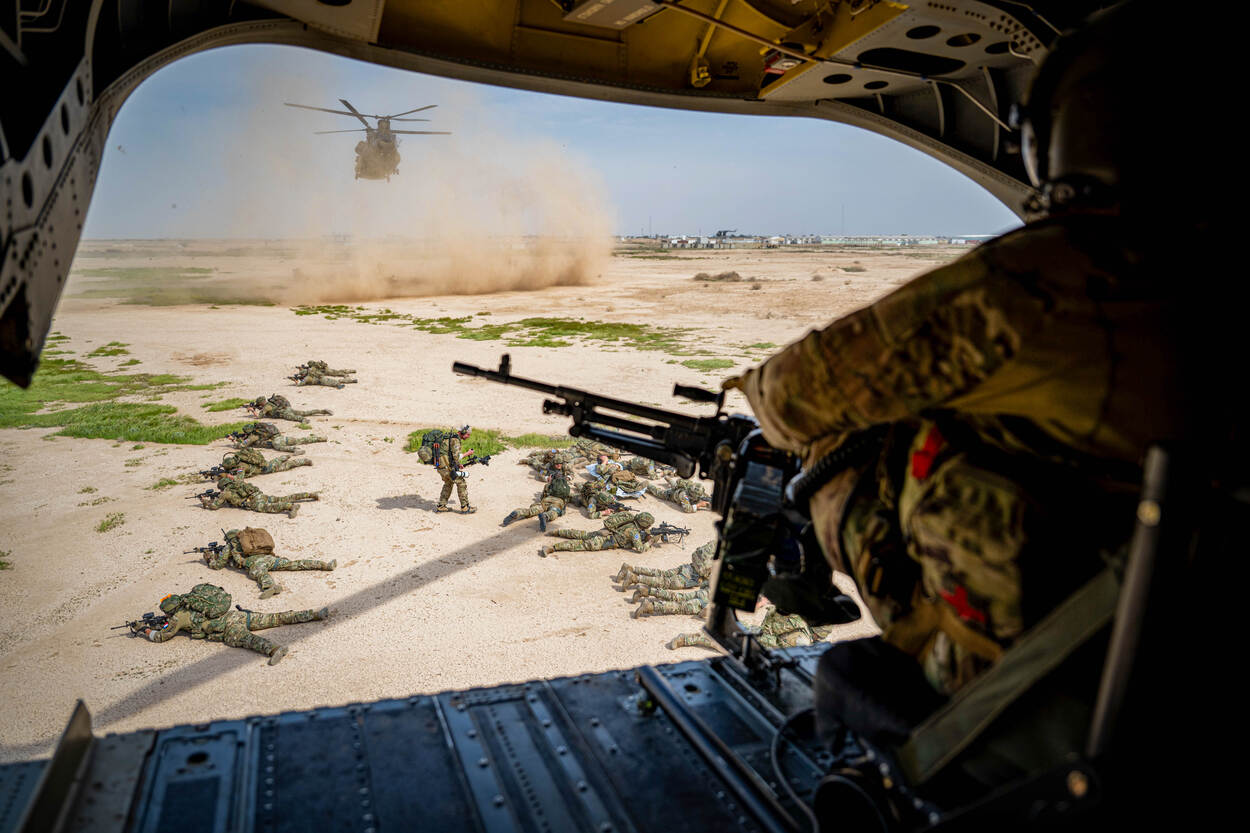 Nederlandse militairen van 11 Luchtmobiele Brigade worden geëvacueerd door twee Chinook-helikopters tijdens een oefening in Irak.