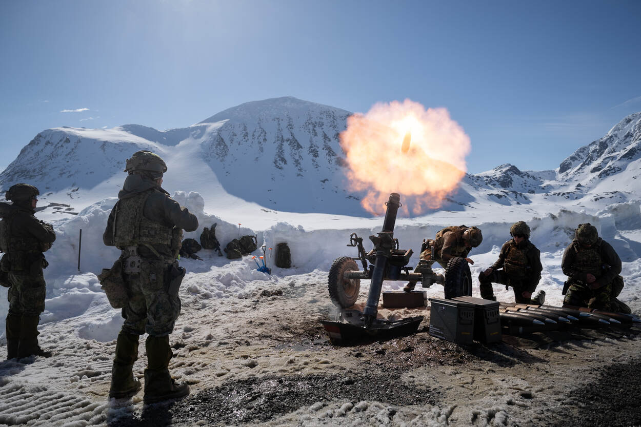 Afvuren van mortieren door 120mm.