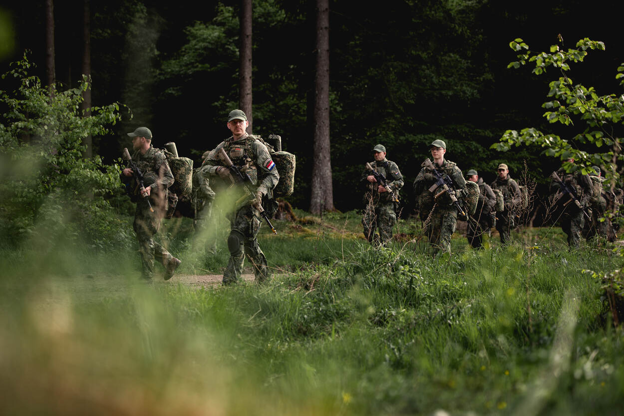 Militairen achter prikkeldraad.