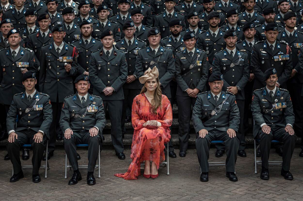 Prinses Amalia van Oranje gezeten tussen haar cavaleristen