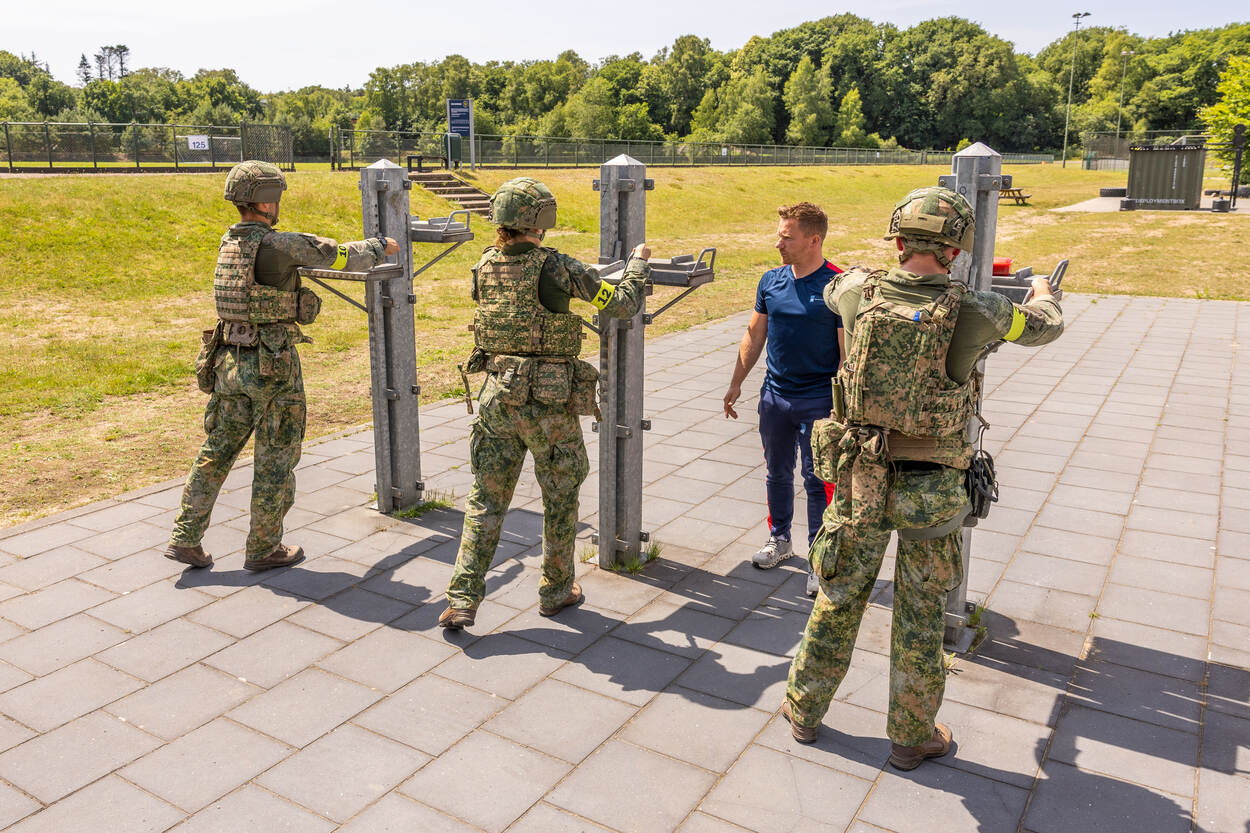 3 Militairen doen een tiltest.