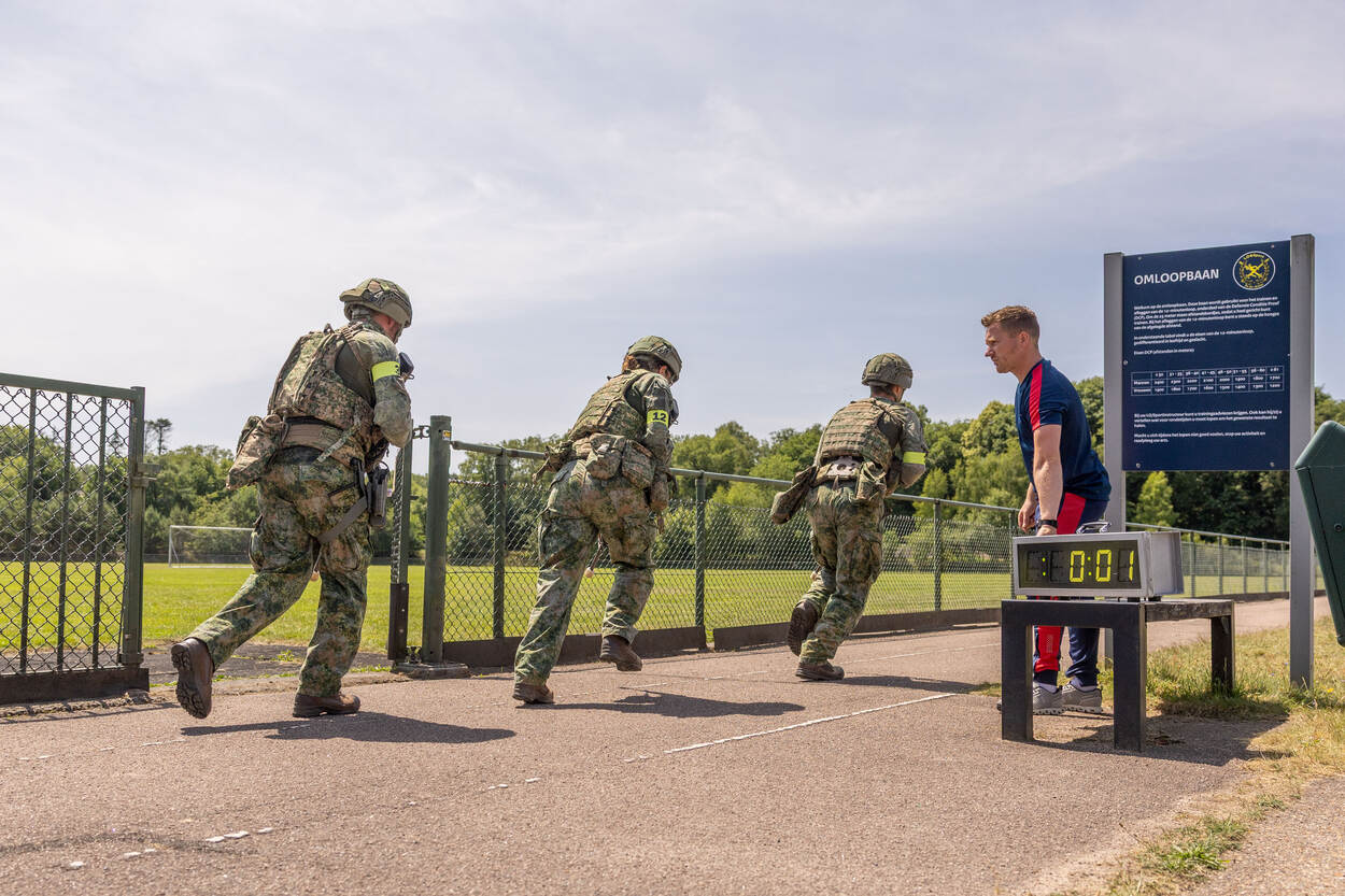 Militairen starten aan hun loop op de baan in Amersfoort.