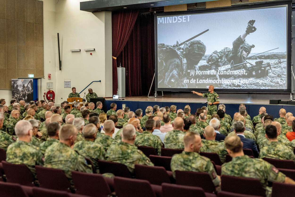 C-LAS spreekt zijn personeel toe.