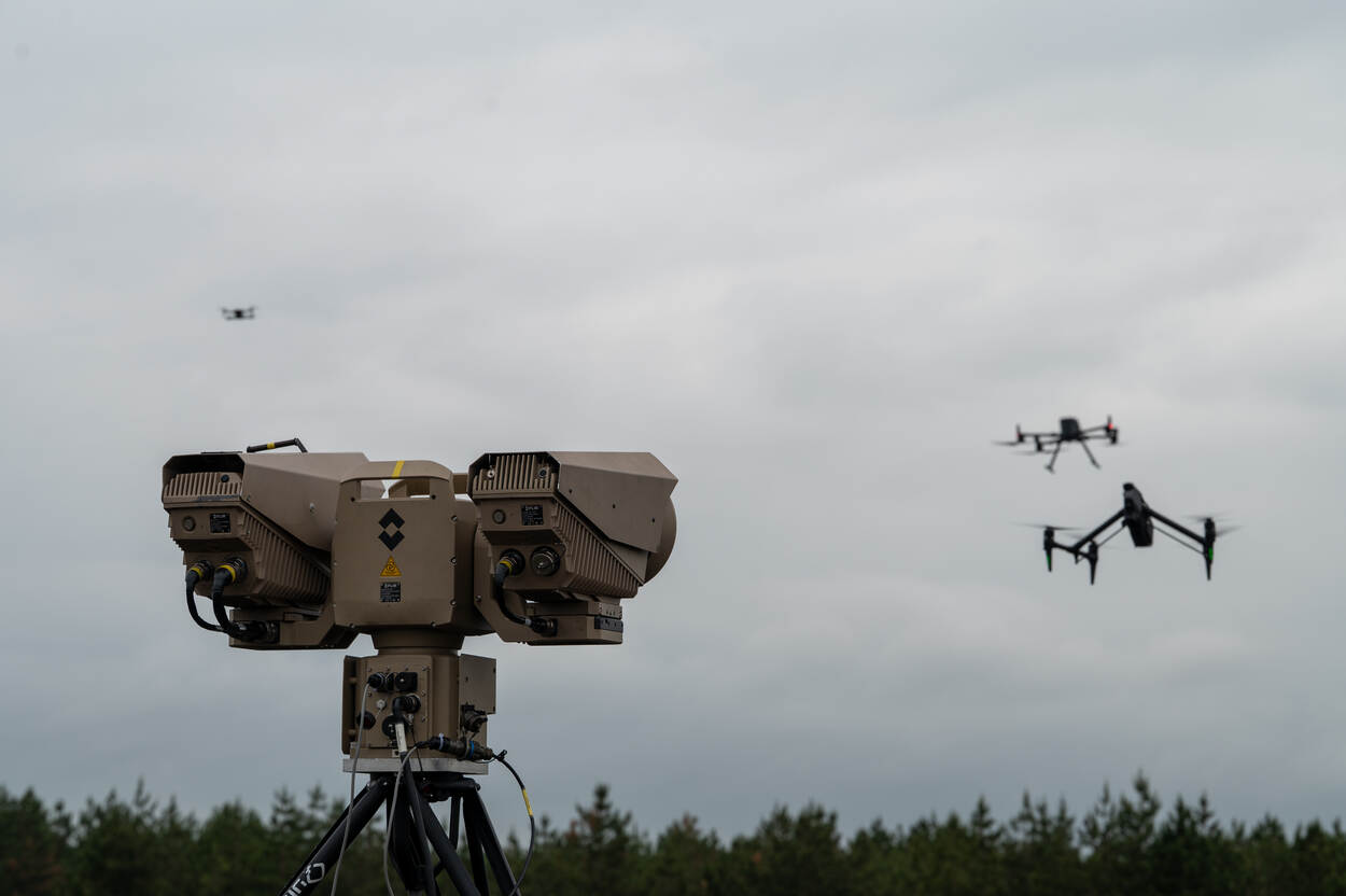 drones boven een antidrone systeem.