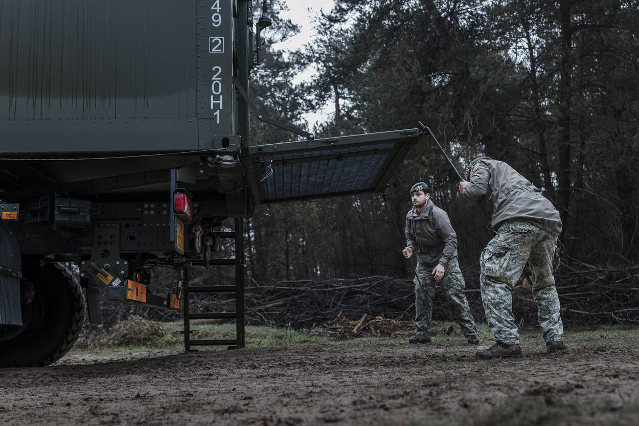 twee militairen die het bordes neerlaten.