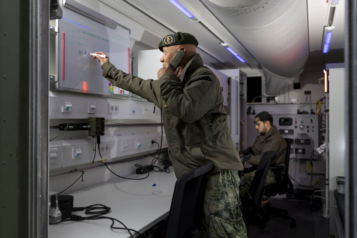twee militairen aan de slag in de werkruimte.