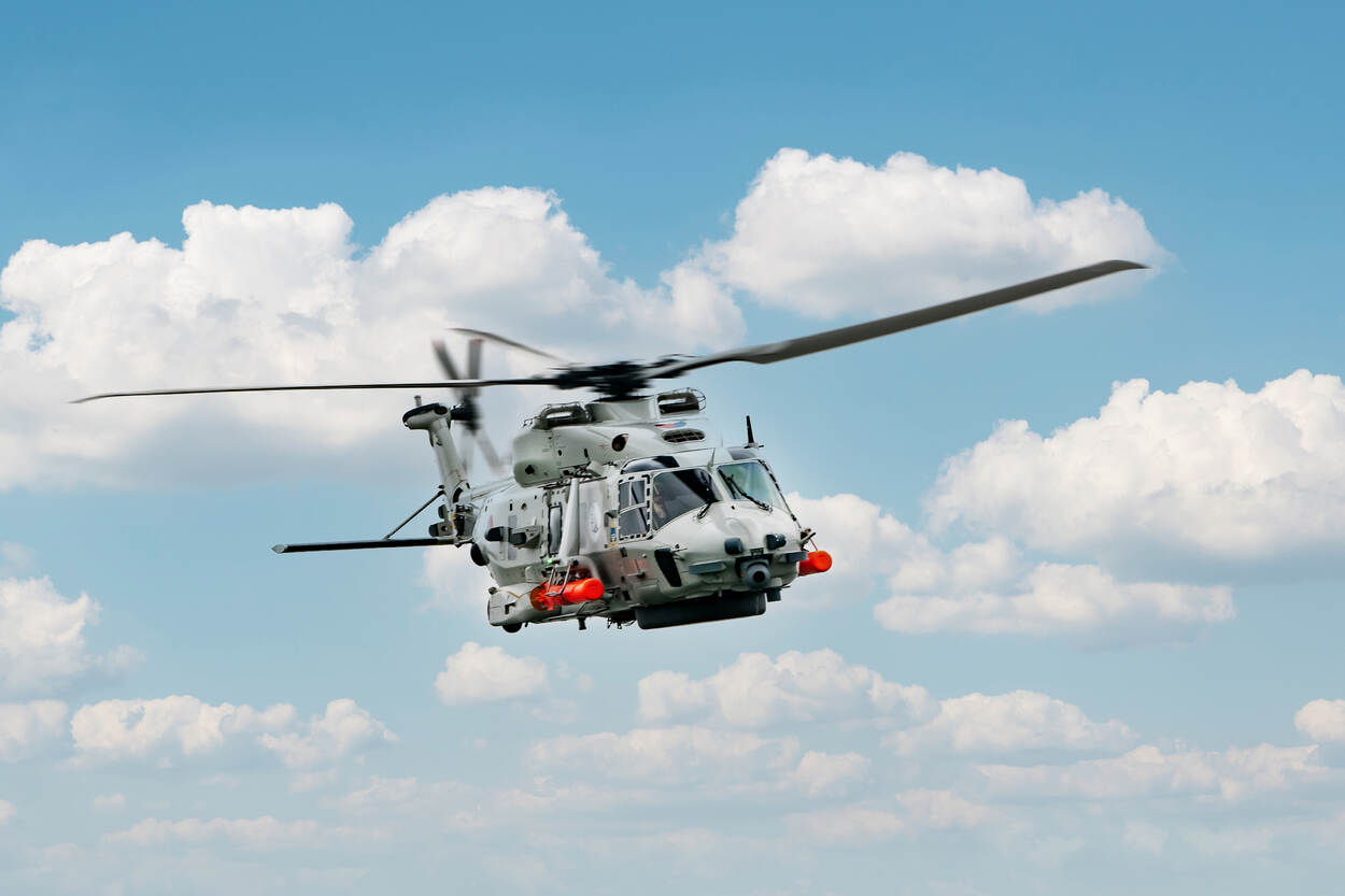 Vliegende NH90 met oranje dummy torpedo’s.