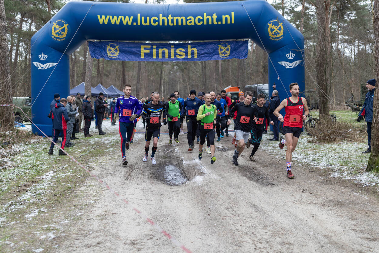 De deelnemers aan de sportcompetitie van de luchtmacht voor het jaar 2024 rennen over de startlijn.