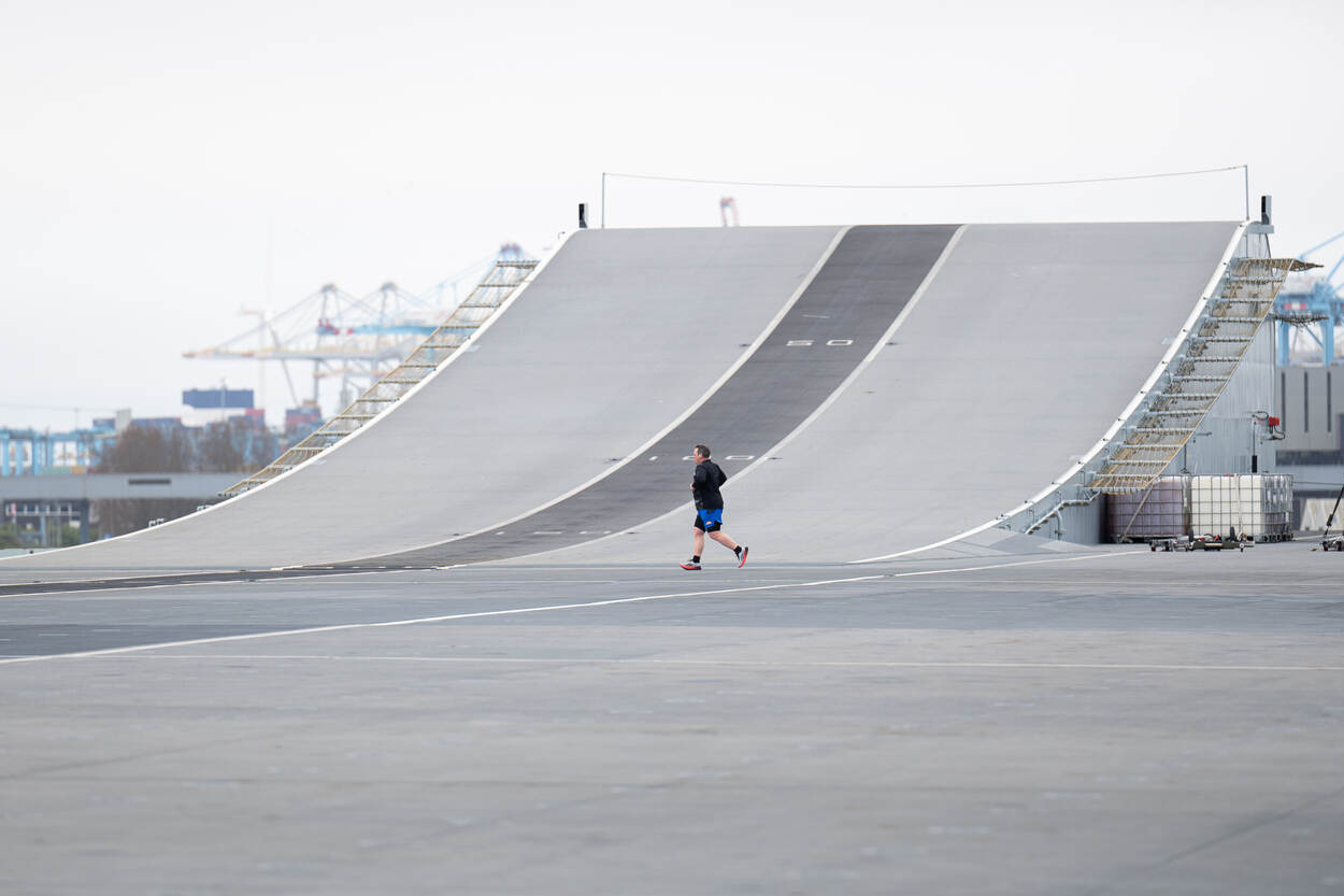 Het omhoog gebogen vliegdek aan de voorkant van het schip.