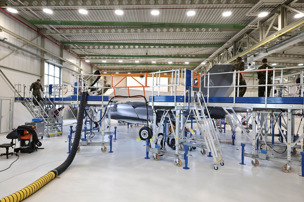 Een F-35 staat in onderhoud op Vliegbasis Woensdrecht.