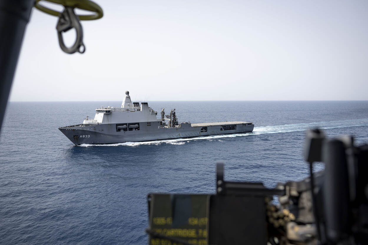Bovenaanzicht van Zr.Ms. Karel Doorman op zee.