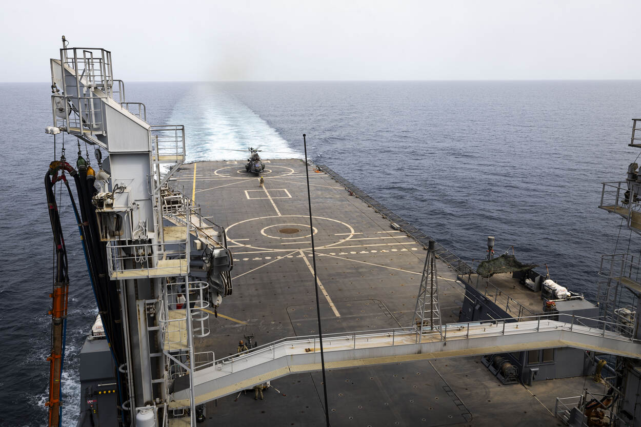 De Cougar staat achteraan op het immense helikopterdek van de Karel Doorman.