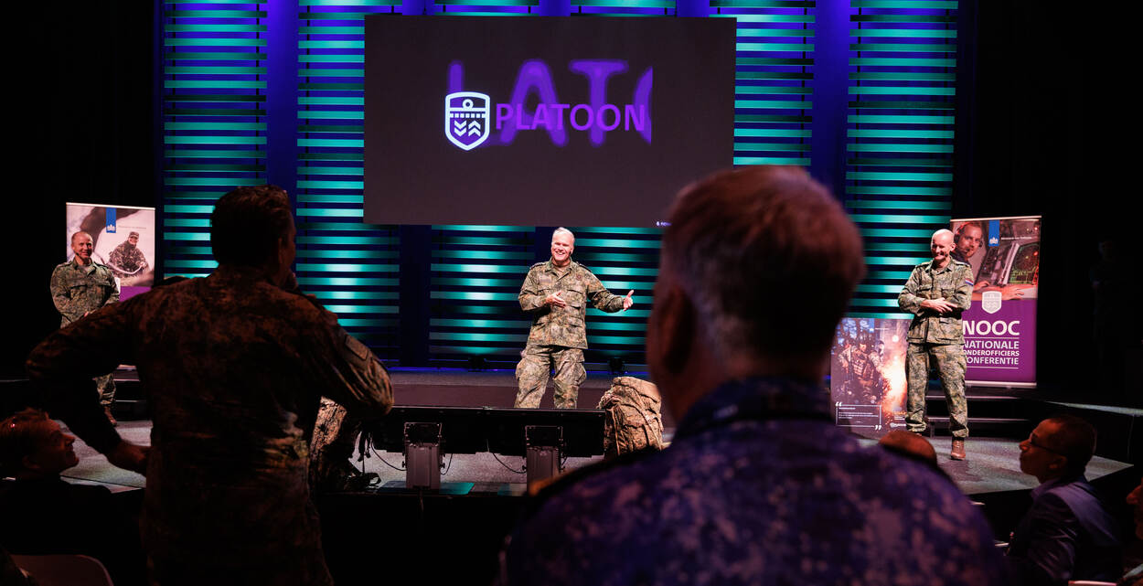 CDS Eichelsheim geeft vanaf het podium antwoord op vragenstellers in de zaal.