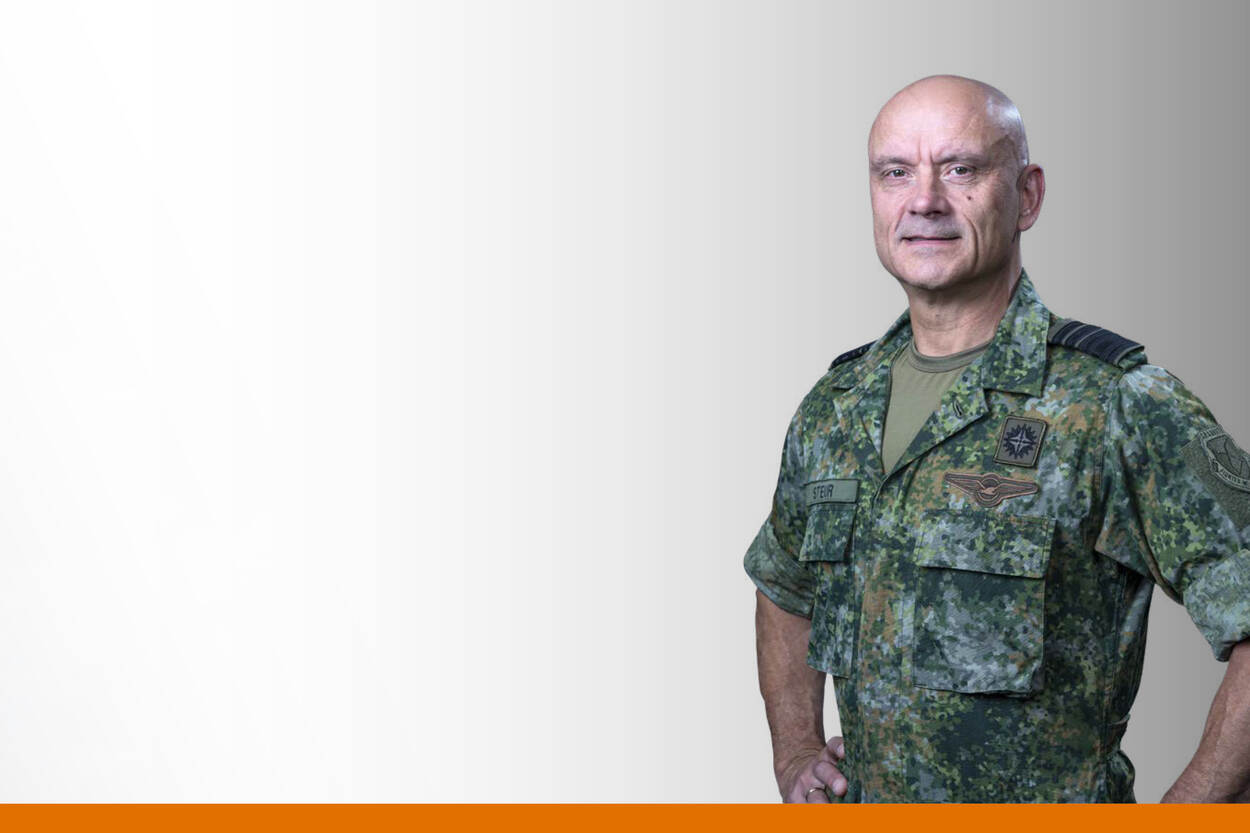Luitenant-generaal André Steur met handen in de zij.