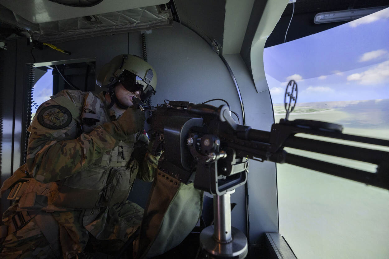 Sergeant Michiel achter het boordwapen in de DGS.