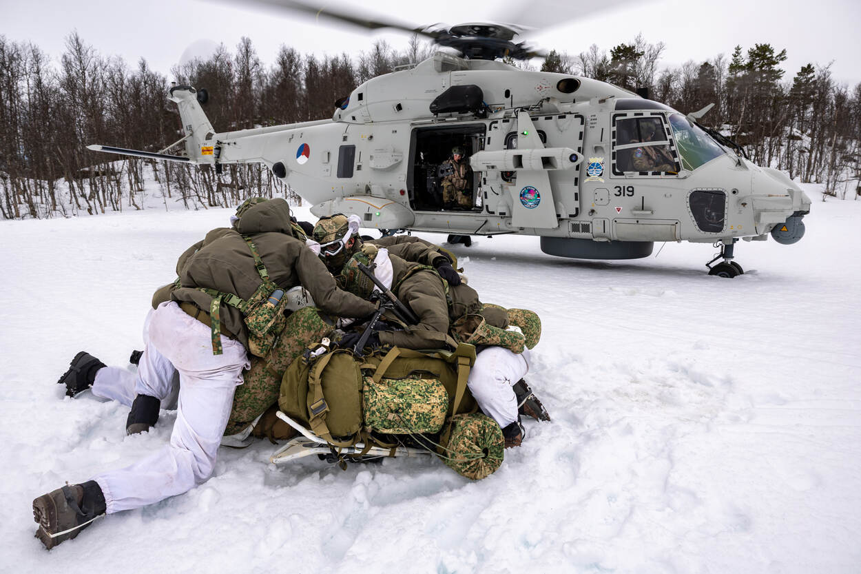 Een NH90 staat op het punt mariniers op te pikken tijdens NAVO-oefening Joint Viking.