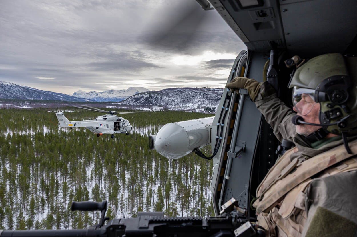 Twee NH90’s vliegen boven winterwonderland Noorwegen tijdens NAVO-oefening Joint Viking.