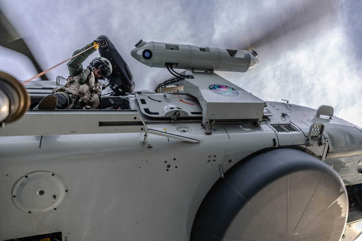 Een NH90 takelt iemand de helikopter in tijdens NAVO-oefening Joint Viking.