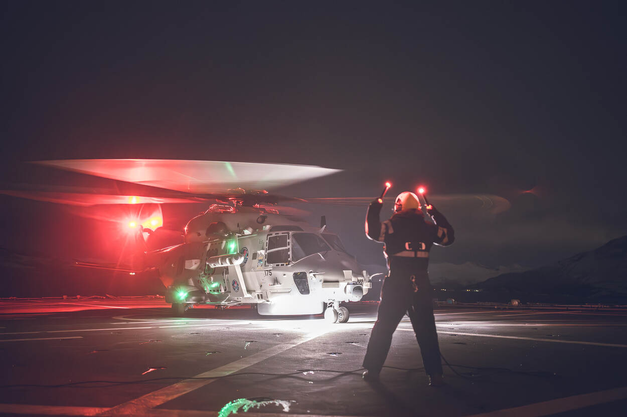 Een NH90 in het donker op het achterdek van Zr.Ms. Johan de Witt.