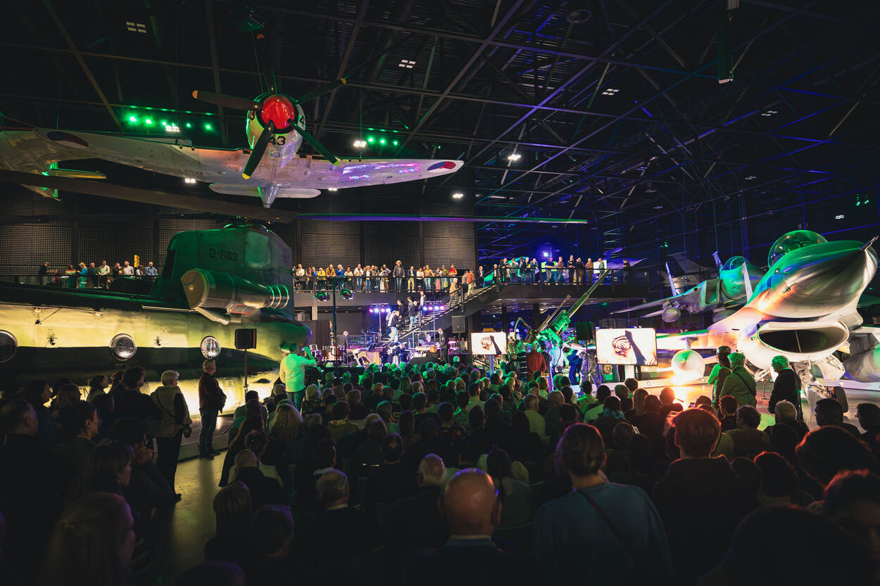 Een overzicht van het arsenaal met rechts een Chinook, links een F-16, aan het plafond een Sea Fury en op de voorgrond publiek.