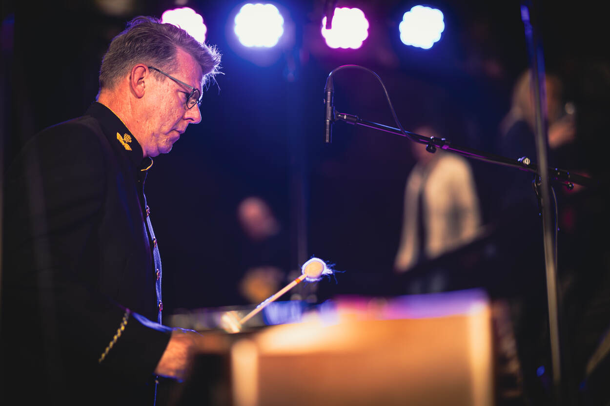 Een slagwerker van het Orkest Koninklijke Luchtmacht aan het werk.