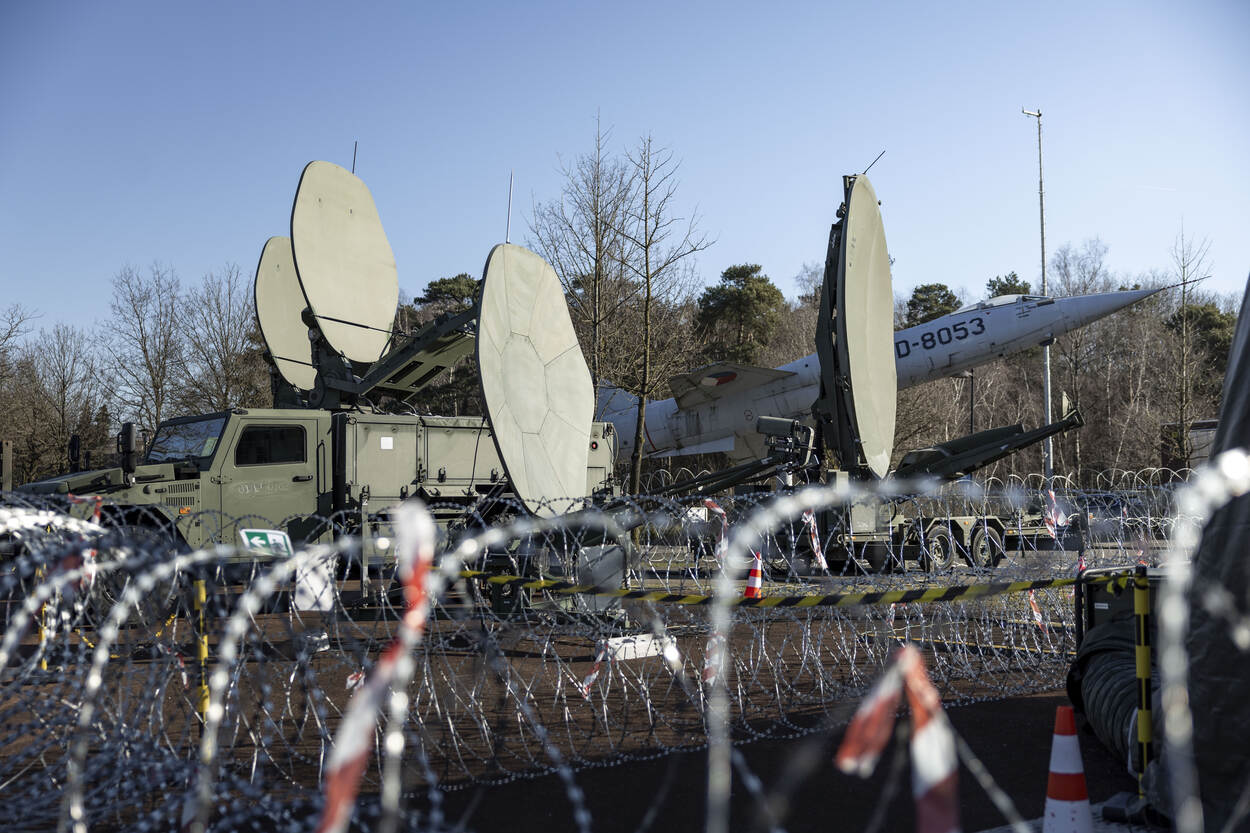 Containers, voertuigen, prikkeldraad en radars op het terrein in Nieuw Milligen.