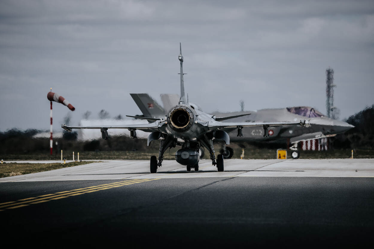 Een JAS 39 op de voorgrond met daarachter een Deense F-35.