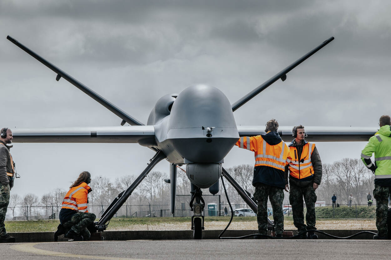 Grondpersoneel is bezig met het opstarten van een MQ-9