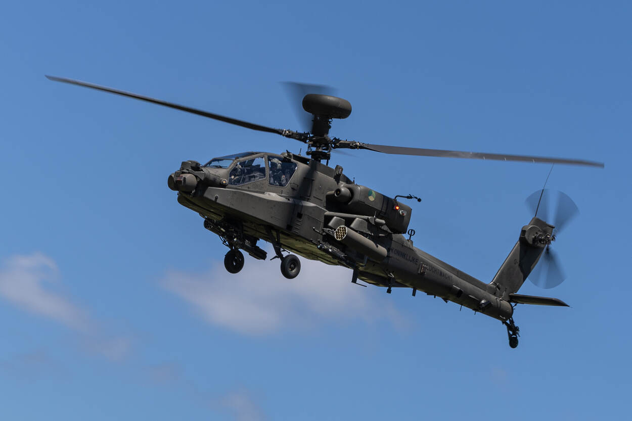Gevechtshelikopter vliegt in de lucht.