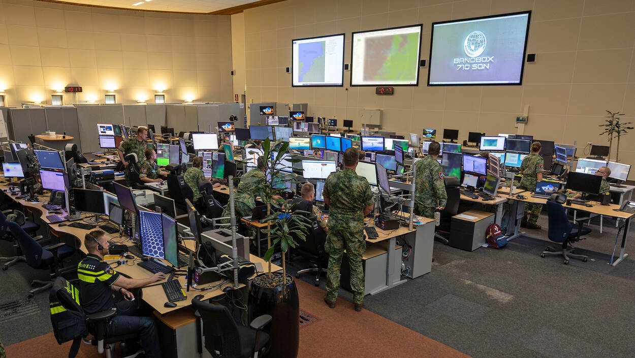 Gevechtsleidingscentrum van luchtmacht vol met computerschermen.