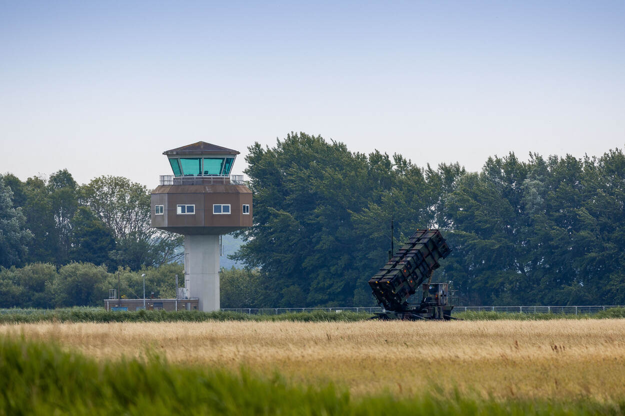 Verkeerstoren met daarnaast Patriot-luchtverdedigingssysteem.