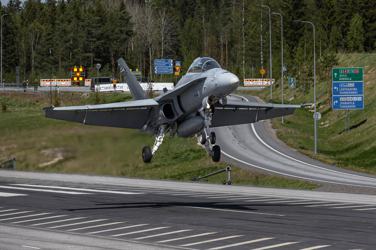 Een Finse F/A-18 vlak voor de landing op een snelweg, op de achtergrond een wegafsluiting.