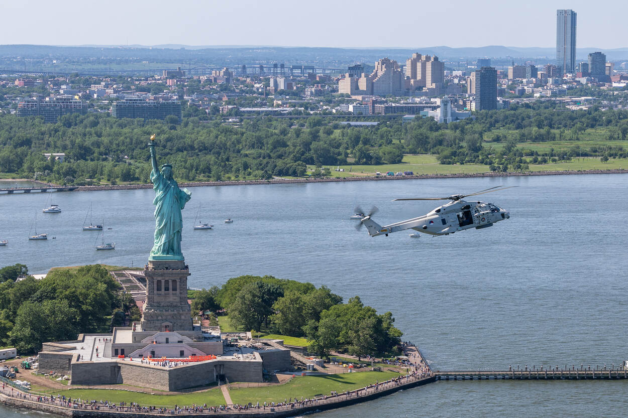 Een NH90 vliegt langs het Vrijheidsbeeld.