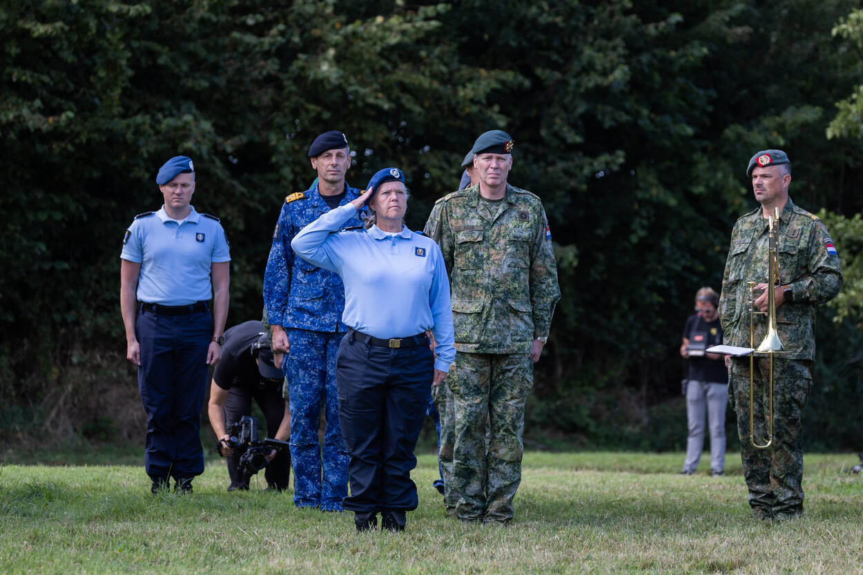 Commandanten van verschillende Defensieonderdelen bij elkaar opgesteld.