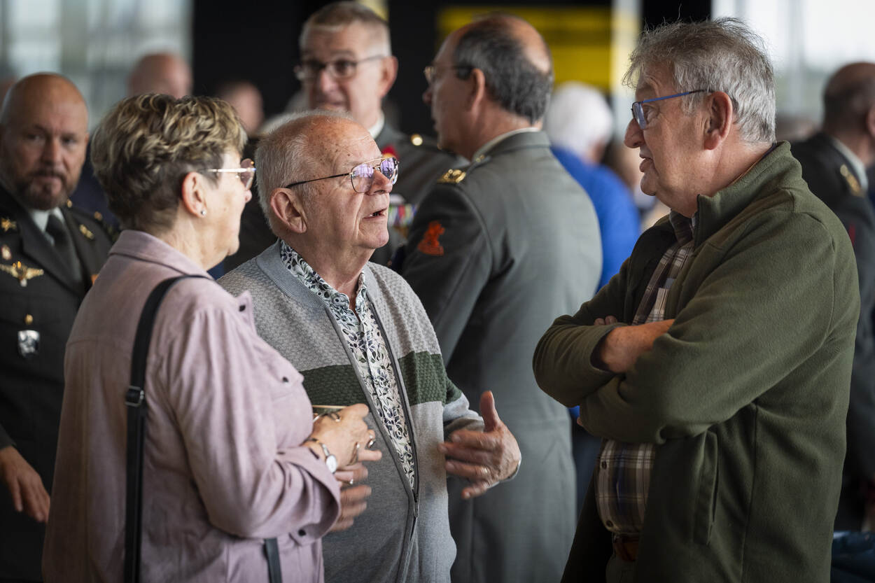 Veteranen praten met elkaar.