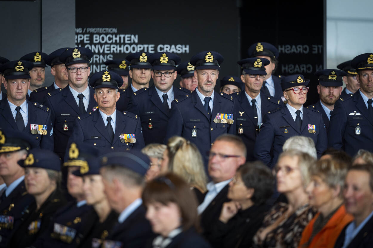 Overzichtsfoto van zittend publiek en luchtmachtmilitairen in de achtergrond.