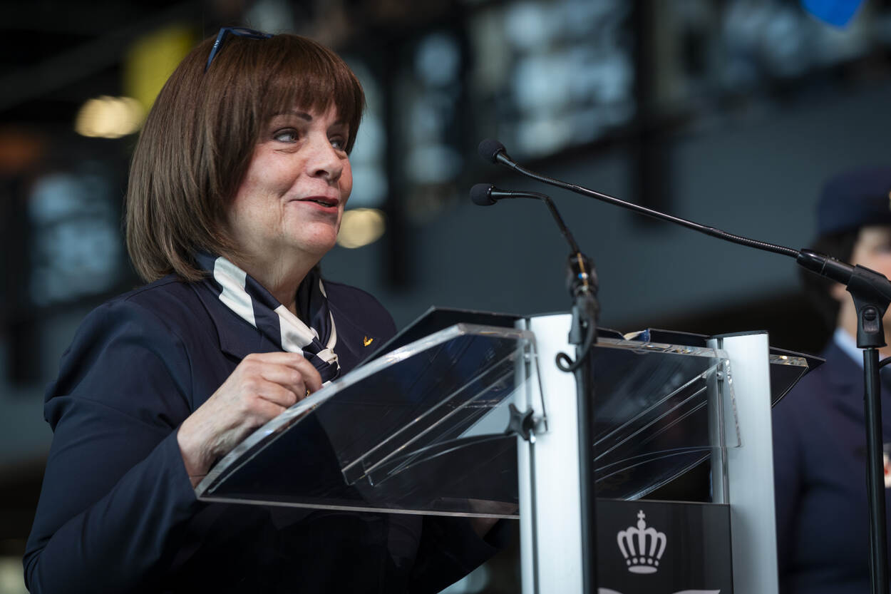 Kolonel b.d. Sylvia Babusch spreekt vanachter een spreekgestoelte.