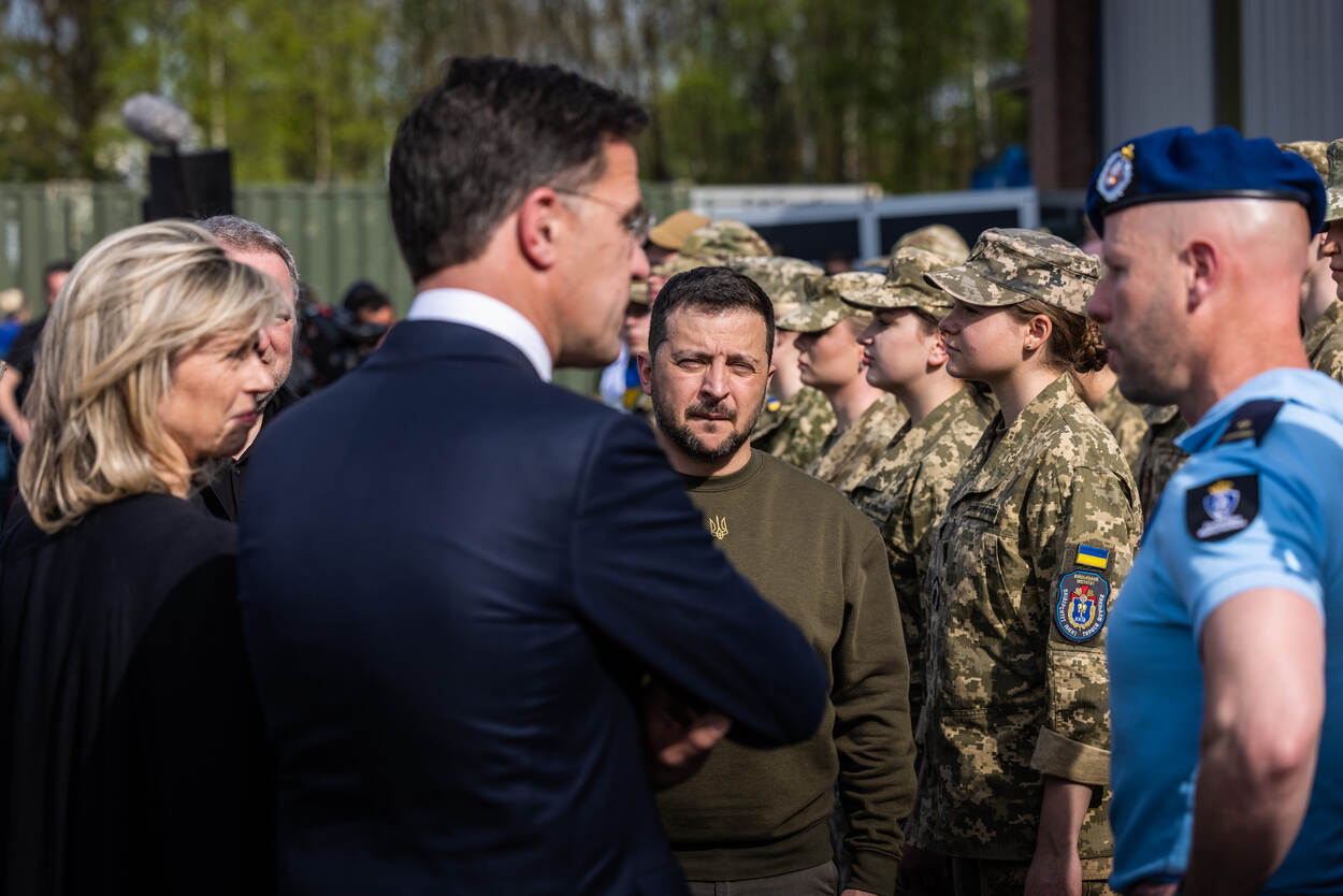 Marechaussee praat met minister-president Mark Rutte en Zelensky.