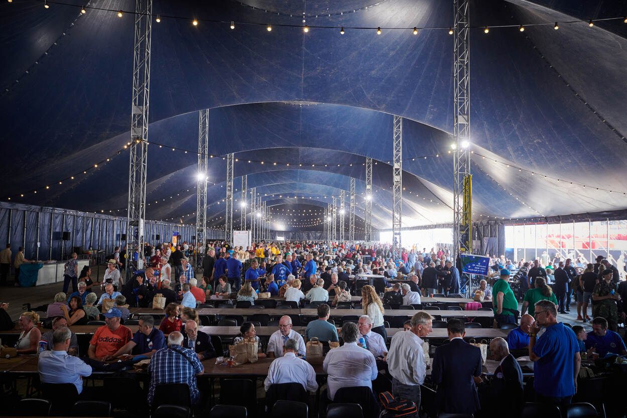 De Nederlandse Veteranendag is vooral ook een grote reünie waar deelnemers aan allerlei missies elkaar weer treffen in een gemoedelijke sfeer.