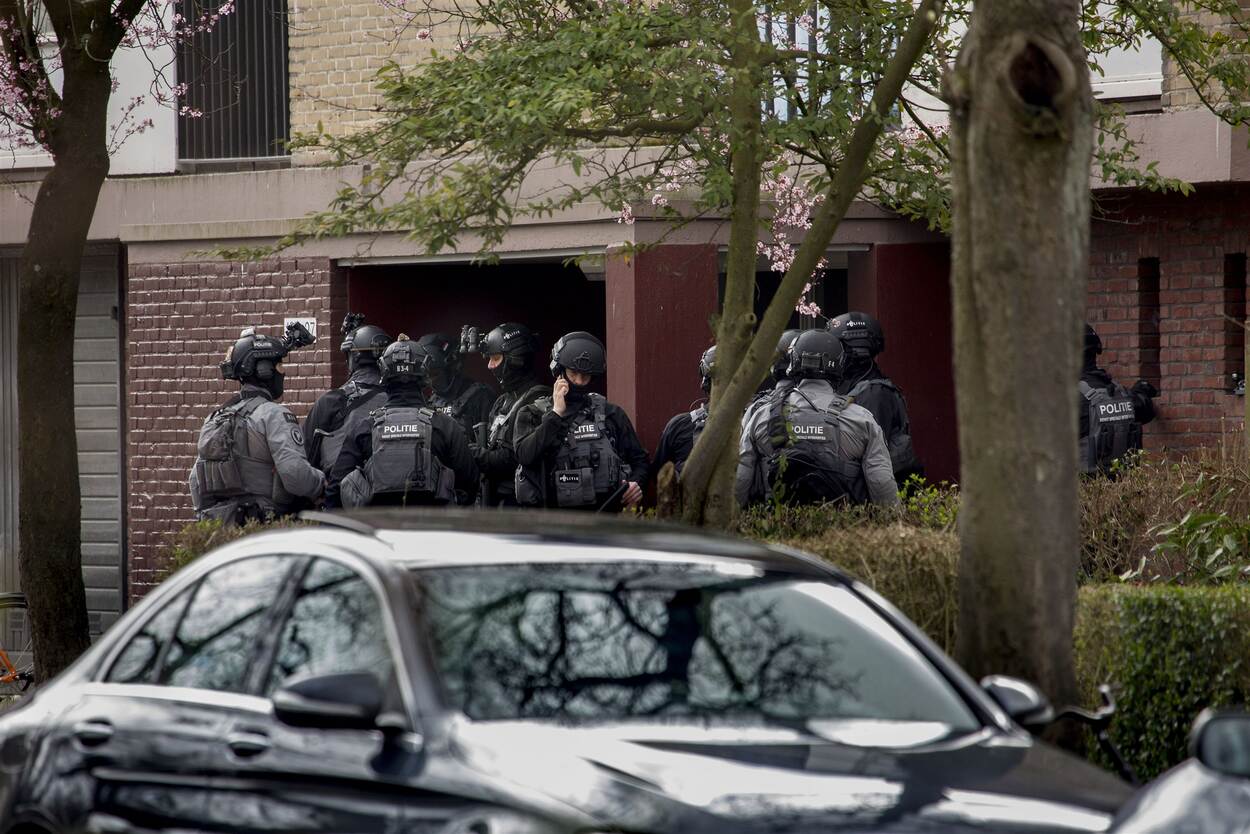 De Dienst Speciale Interventies staat voor een deur van een woning.