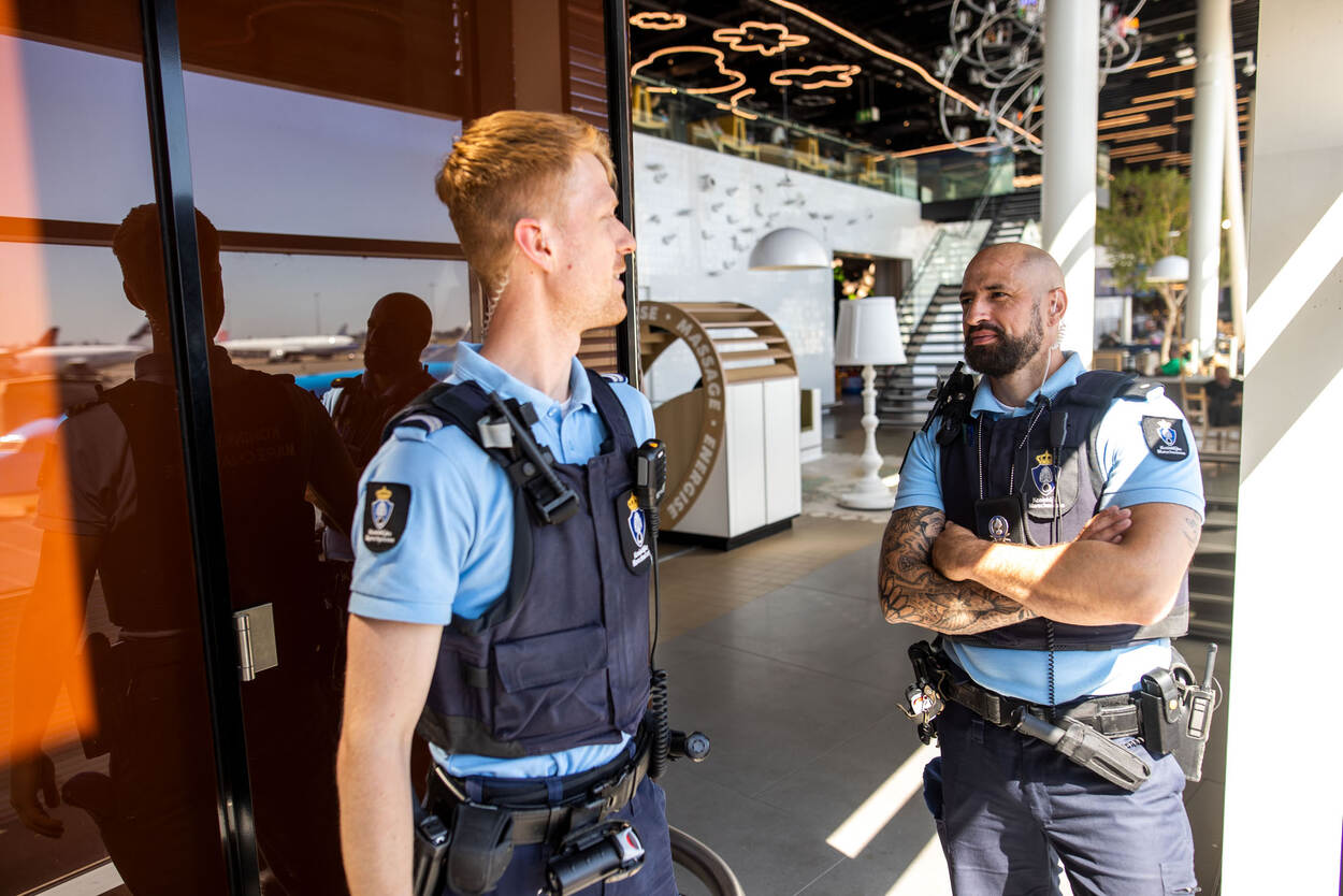 Mitchell en Mathijs in gesprek.