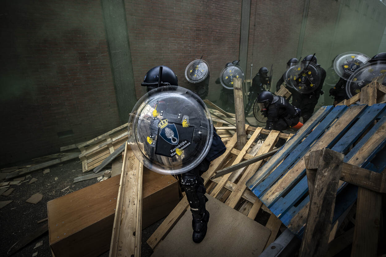 De ME werkt zich door de barricade heen.