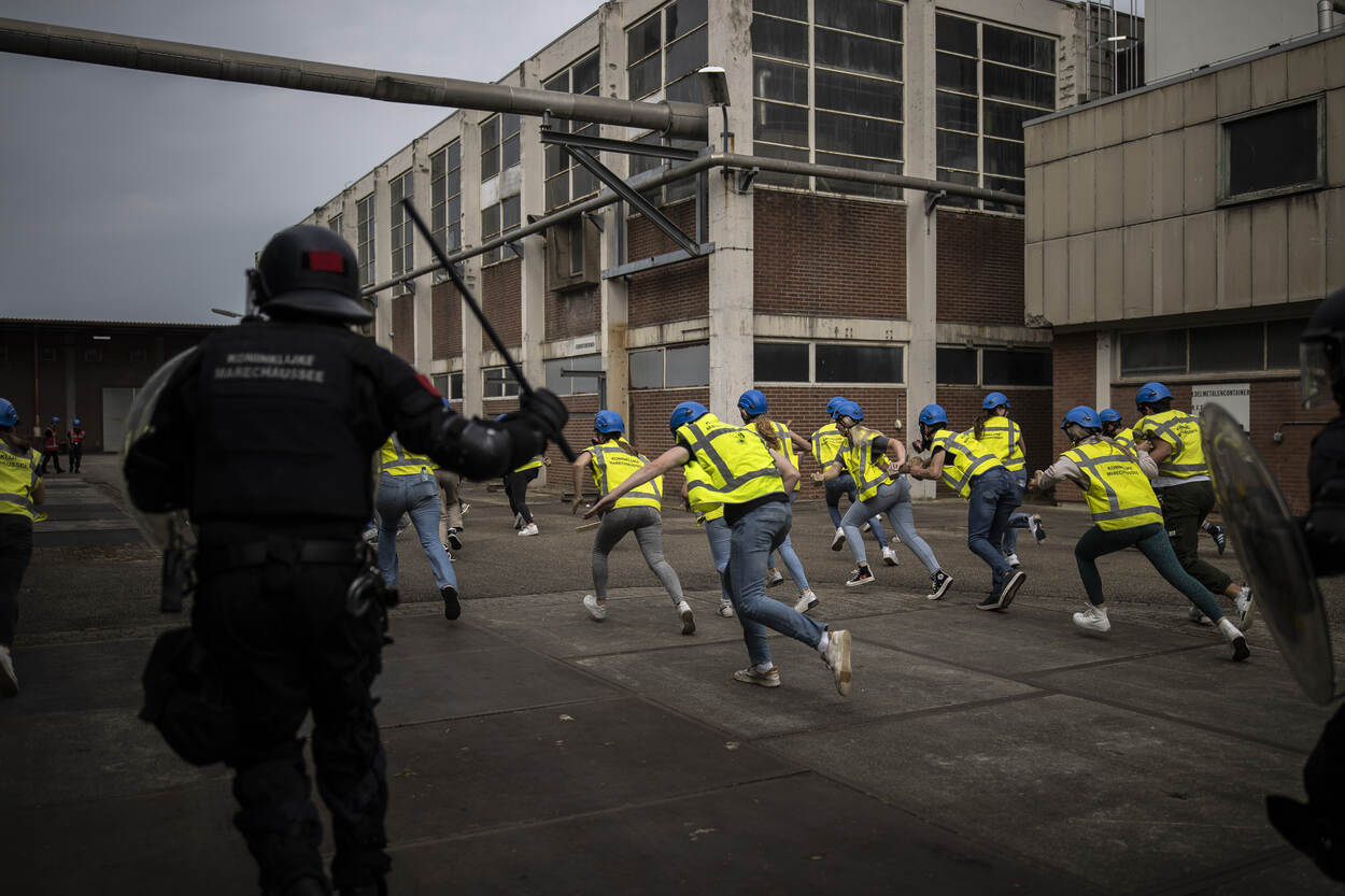 De demonstranten rennen weg.