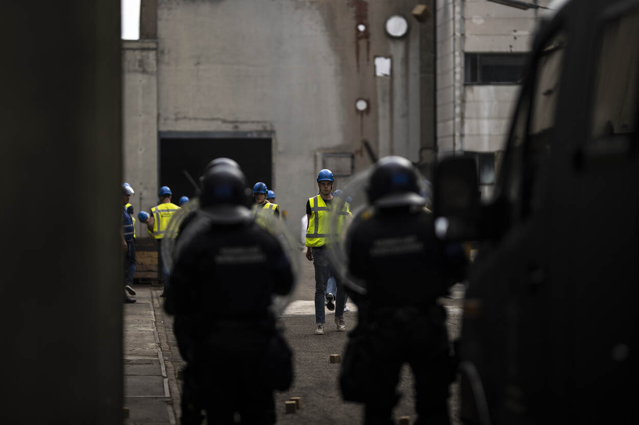 De ME en de demonstranten staan oog in oog.