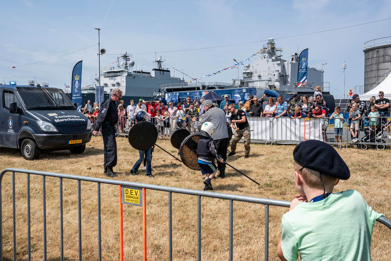 Kinderen vangen een marechaussee, die verkleed is als boef.