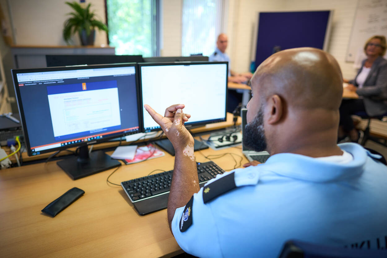 Een collega van de afdeling Metagegevens Management werkt achter zijn computer.