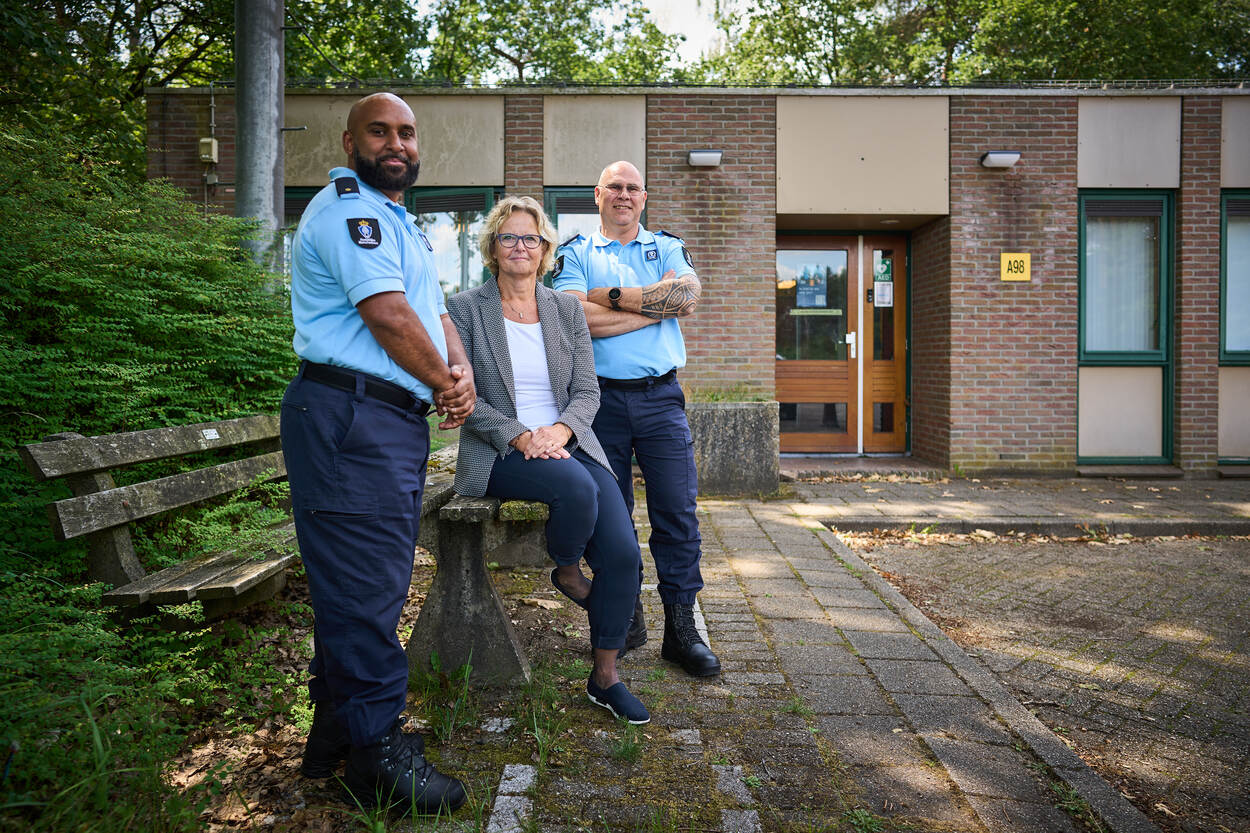 3 collega's van de afdeling Metagegevens Management poseren voor hun kantoor.